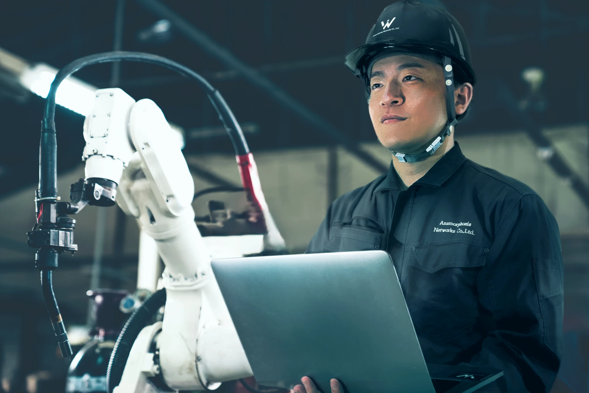 設備の前で作業する当社エンジニア