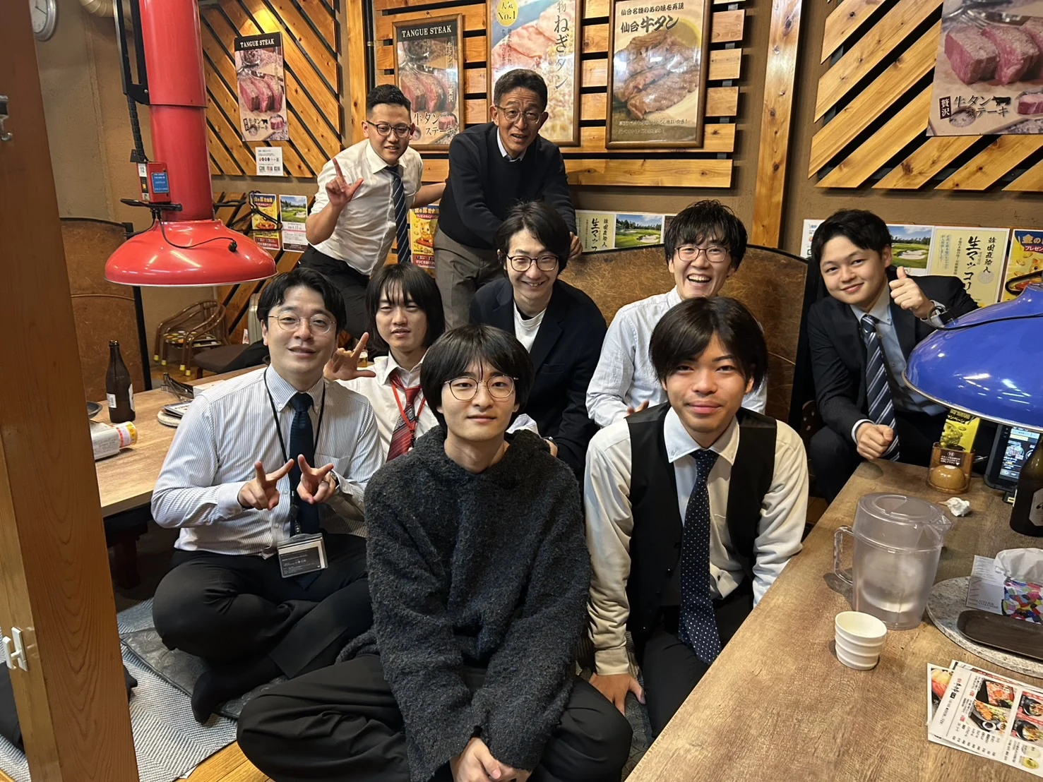 新しい仲間を迎えた2026年の入社式で笑顔を見せるメンバー